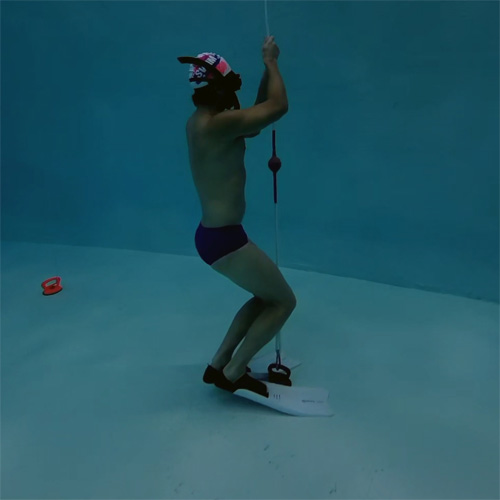 부산 프리다이빙 강습으로 실내 다이빙 풀에서 줄을 잡고 하강 연습을 하고 있는 프리다이빙 교육생