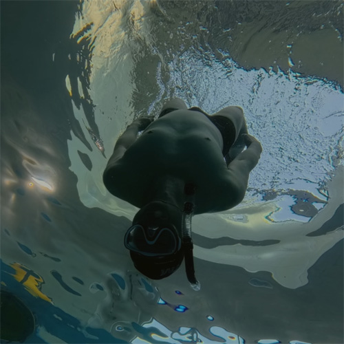 부산 프리다이빙 체험으로 잠수풀 수면 위에서 편안하게 부력 체험을 하고 있는 프리다이버의 모습